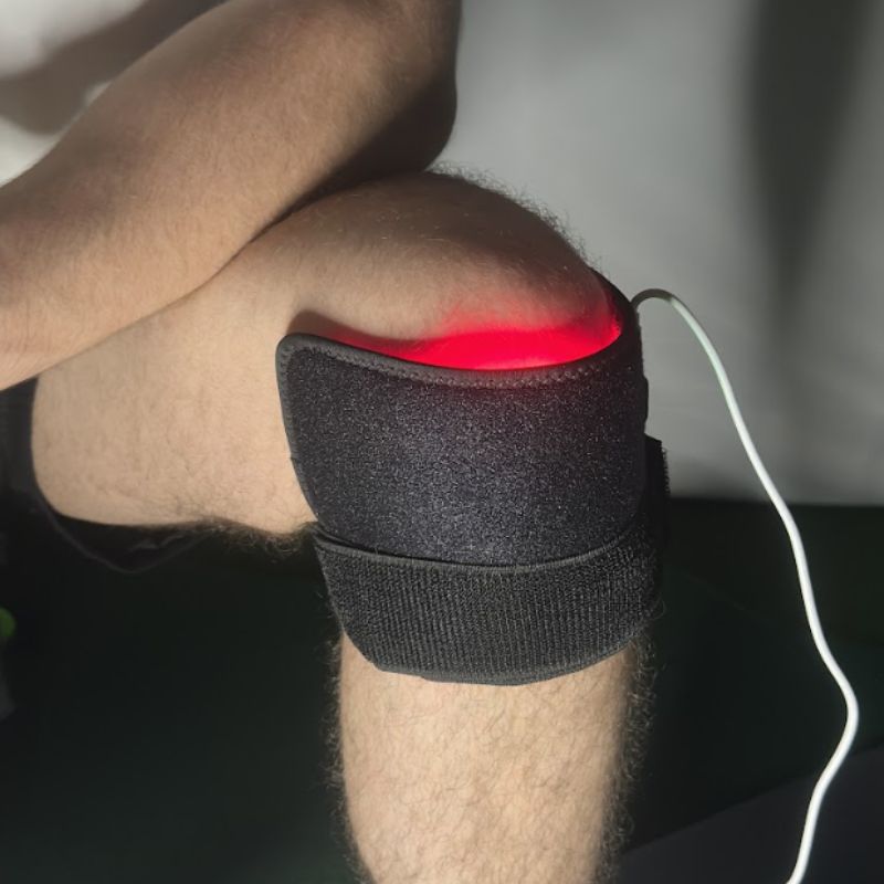 red_light_therapy_wrap_around_mans_knee_front_view_9b4367cd-b89c-44f7-9b72-8e5220a20d12