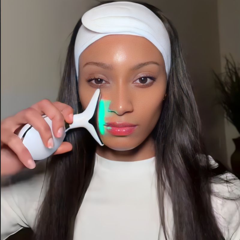 LED_Face_Sculpting_Tool_with_green