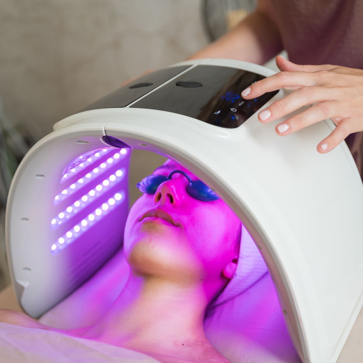 LED_Light_Therapy_Machine_from_the_side_on_purple_mode