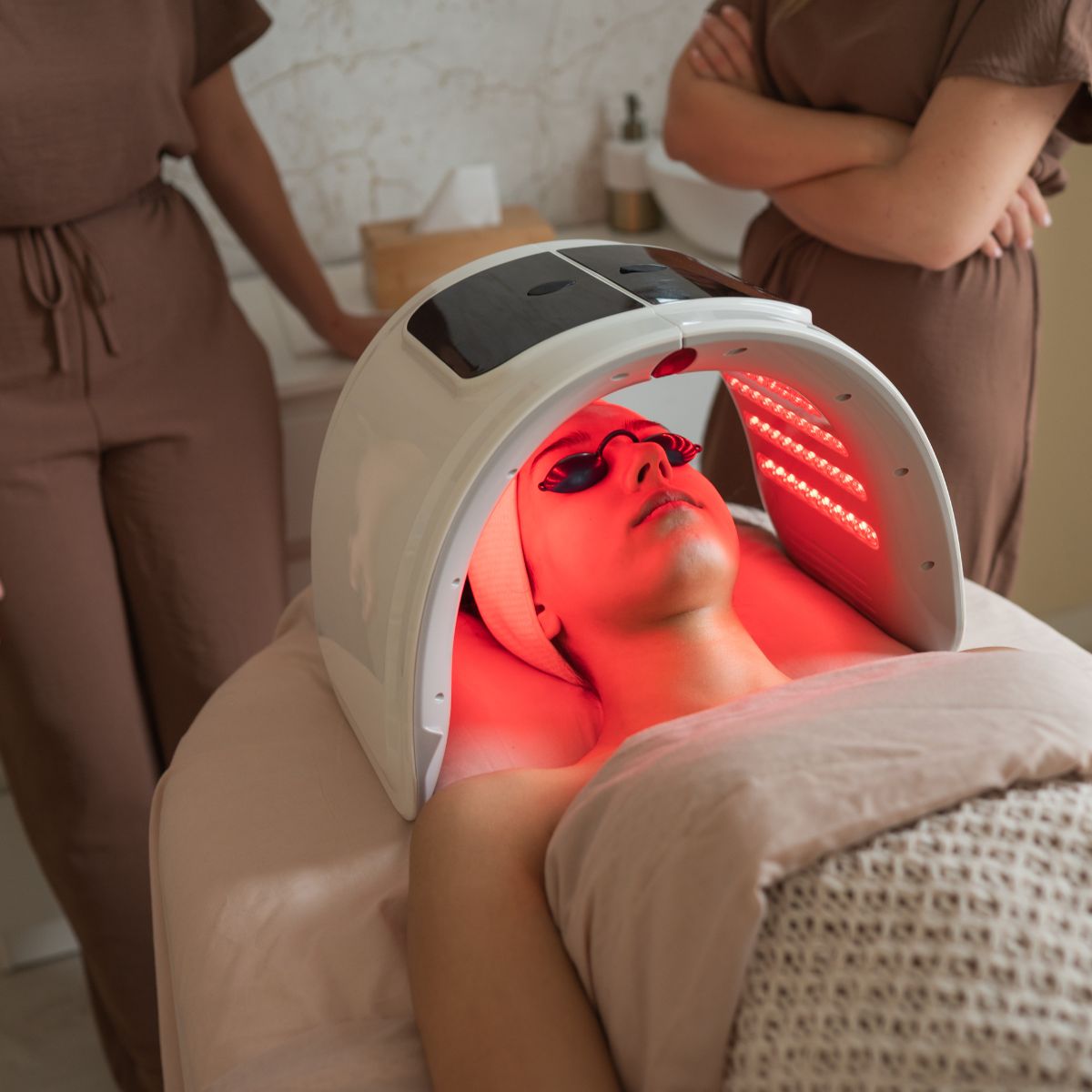 LED_Light_Therapy_Machine_in_Red_Mode_with_Clinic_Staff