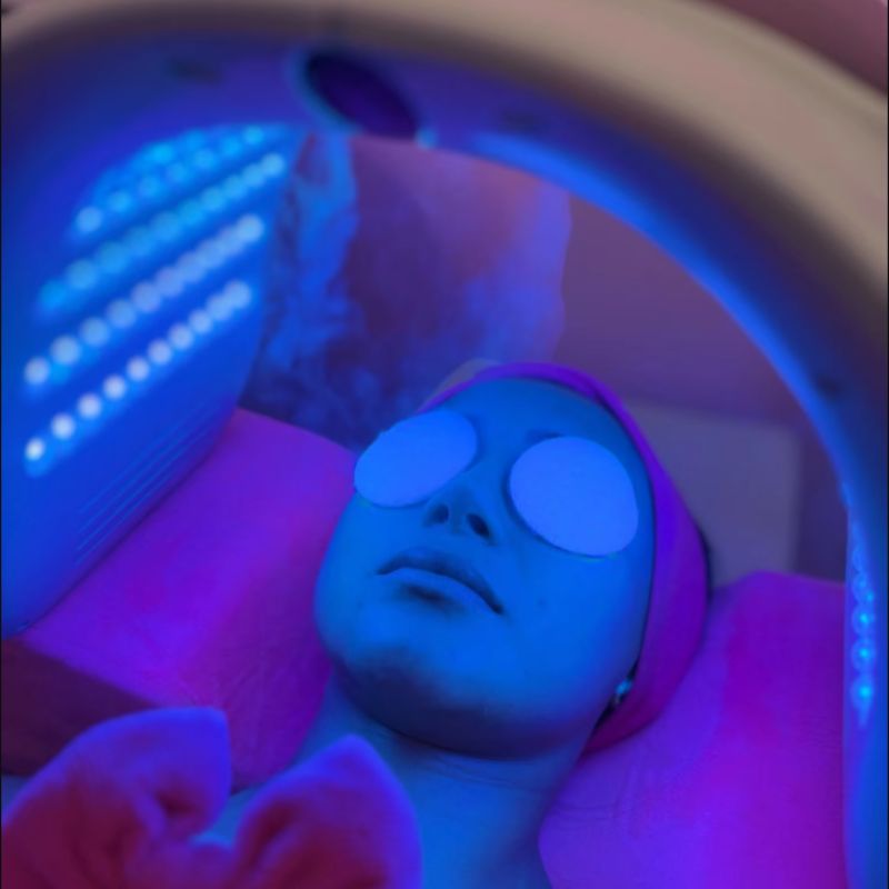 Machine de luminothérapie LED en usage avec lumière bleue