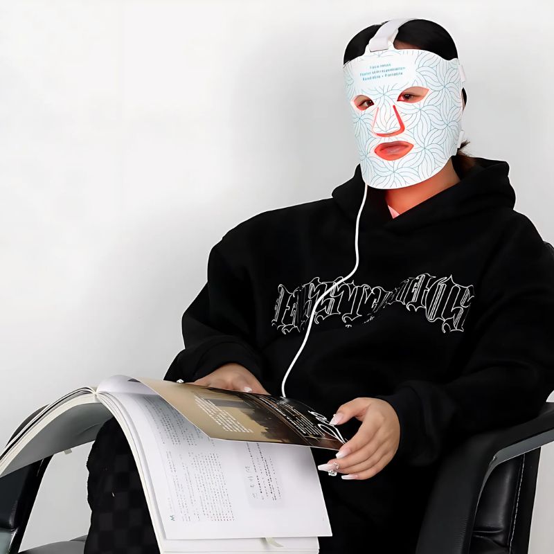 LED-Lichttherapie-Maske in Anwendung im Sitzen