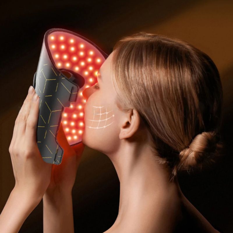 LED-Lichttherapie-Maske, von hinten gehalten
