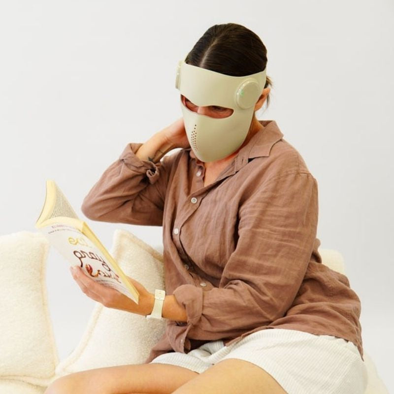 LaserLightTherapyMaskwithladyreading