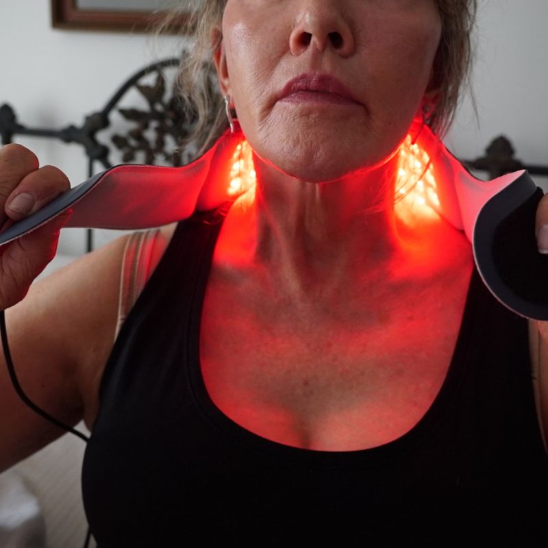Red_Light_Therapy_for_Neck_From_Front_Close_Up