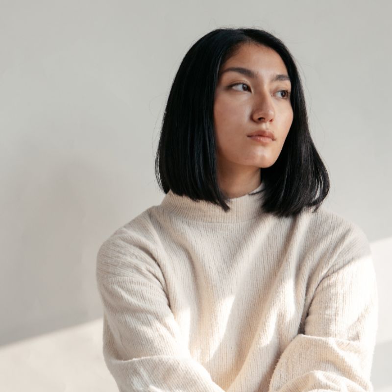 אישה לאחר שימוש במברשת שיער עם אור אדום