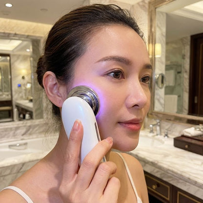 Woman_holding_rf_machine_up_to_her_face