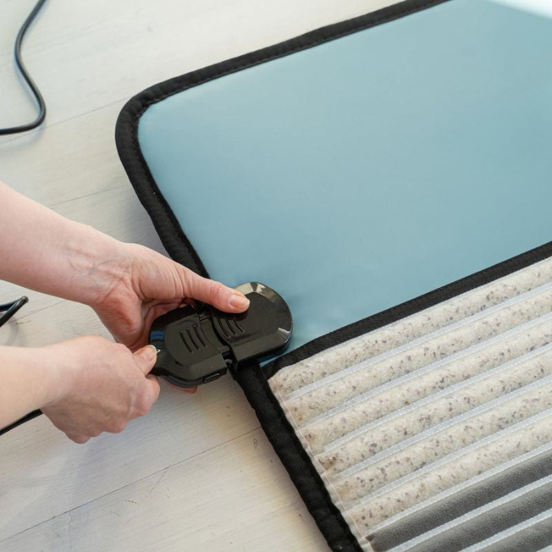 close_up_of_plugging_in_Full_Body_Pemf_Mat