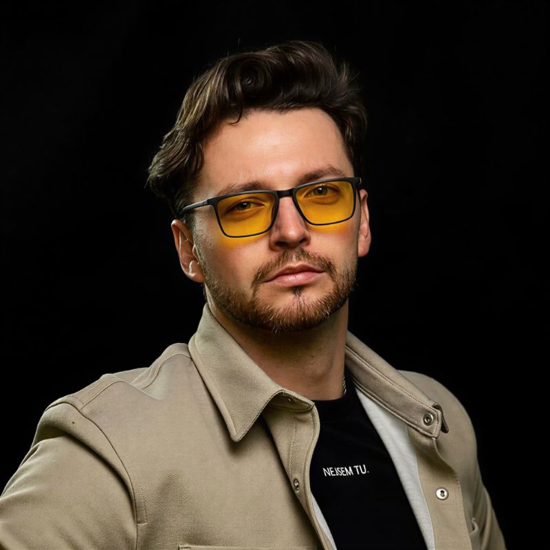 frontviewofmanwearingdaytimeproglasses