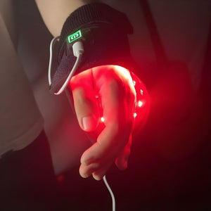 manwithredlighttherapypadwrappedaroundhand