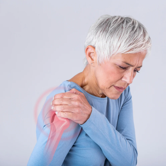 woman experiencing shoulder pain