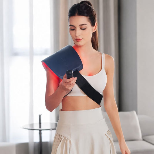 woman_using_portable_red_light_therapy_pad_on_shoulder