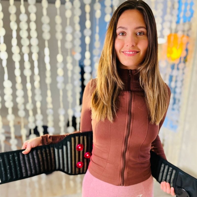 womanholdingWearablePemfBeltwithRedLightTherapy_a93bd0f1-c6aa-41fe-a229-ae1f41f9798e