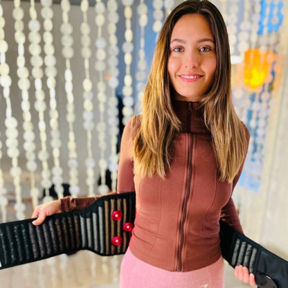 womanholdingWearablePemfBeltwithRedLightTherapy_a93bd0f1-c6aa-41fe-a229-ae1f41f9798e