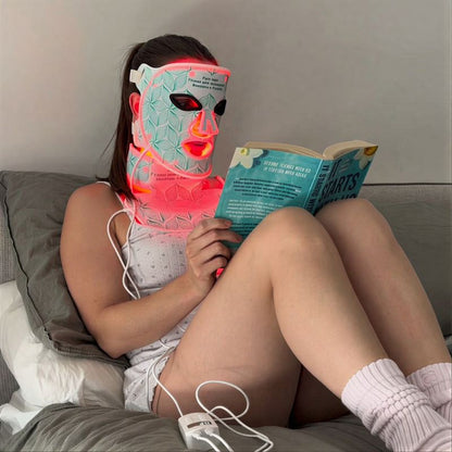womanreadingwhilewearingledlighttherapymask_ee98f2e0-2818-4211-bb1c-ce8d9ba67948